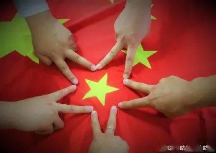 吃早餐的精致女孩